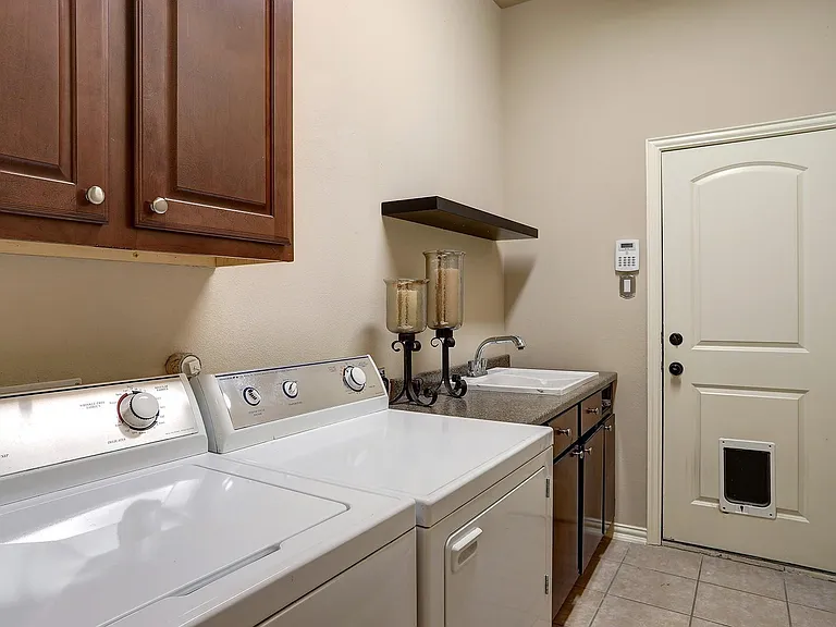 2440 Deerwood Dr — Photo 37
