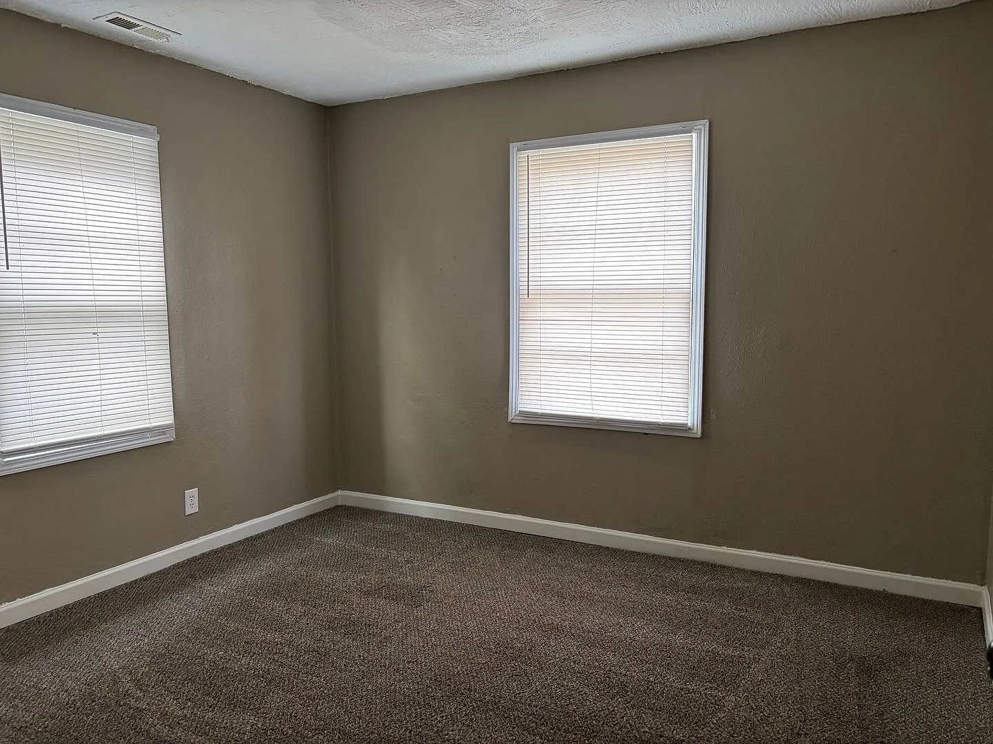 "Move-In Ready 2-Bedroom with Expansive Yard" — Photo 4