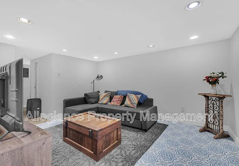 525 E Alexandria Ave — Photo 16