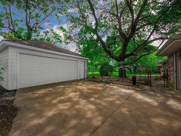 4th image of 2114 Wycliffe Dr