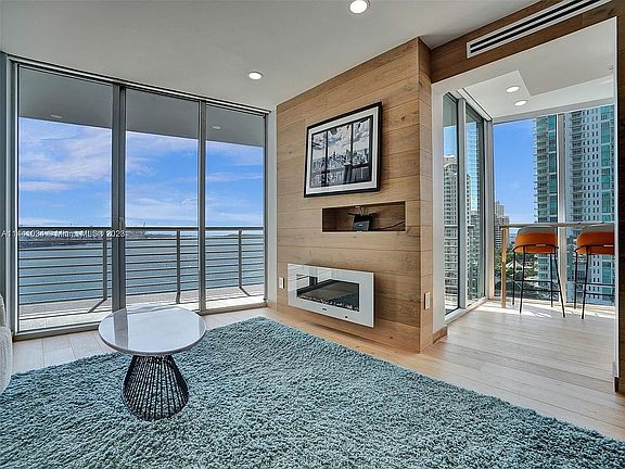 3rd image of 325 Biscayne Blvd #1423
