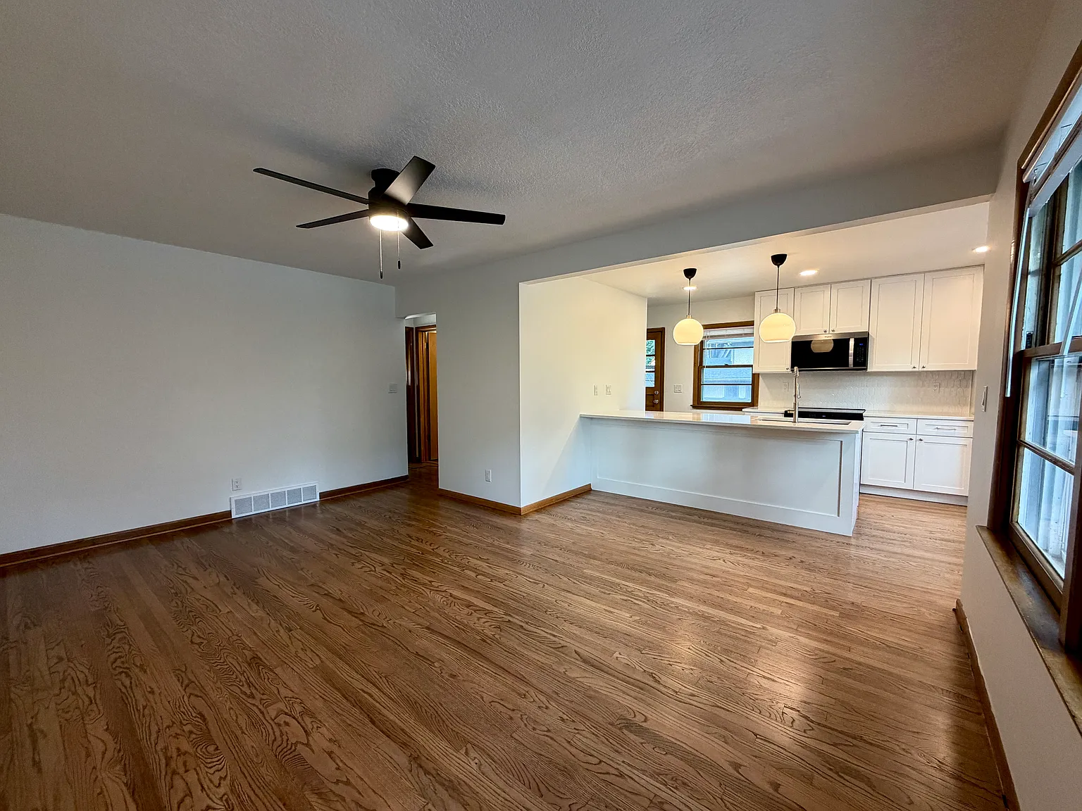 3 bed, 1150 sqft, $1,816 — Photo 3