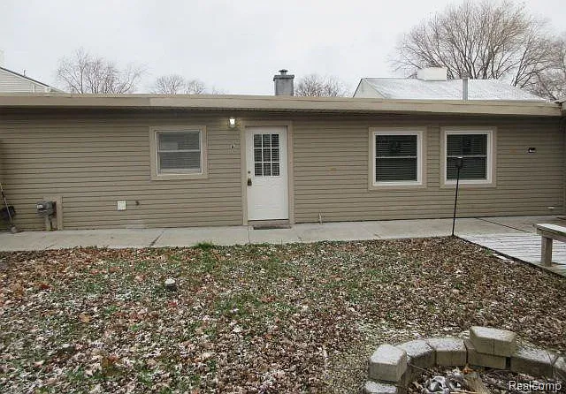2 bed, 1.0 bath, 883 sqft, $1,200 — Photo 2