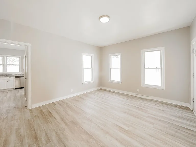 1453388_021_living_room_13349170.jpg