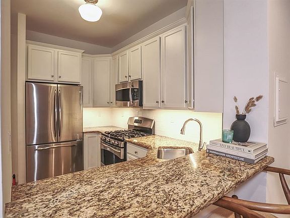 3rd image of 1122 Hudson St APT 2B