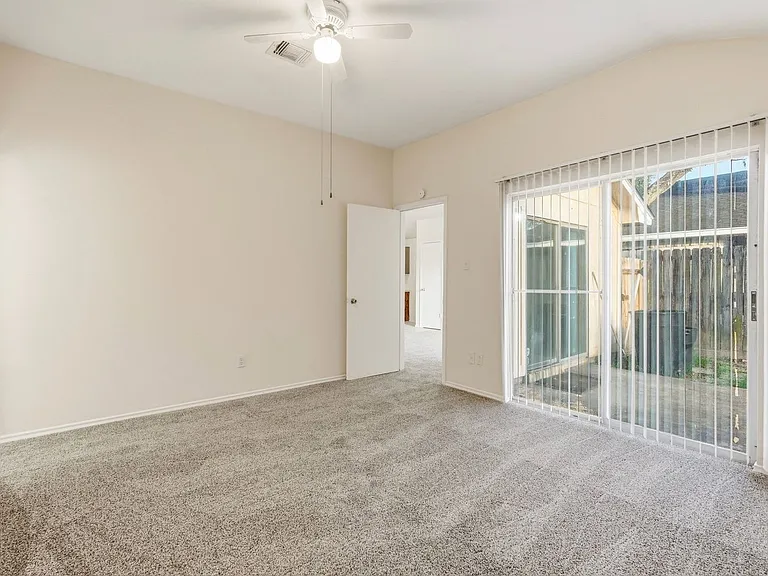 1431 Stevenage Ln — Photo 3