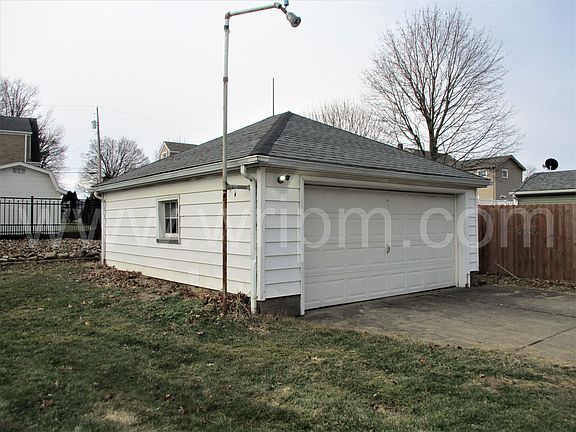 3rd image of 220 Wilson St