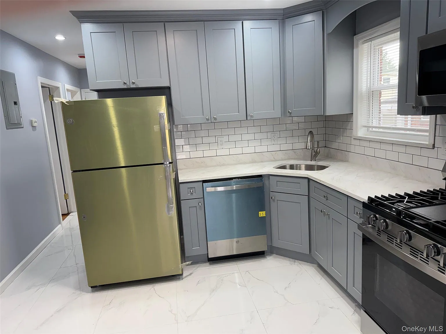 3 bed, 1.0 bath, 1100 sqft, $3,800 — Photo 3