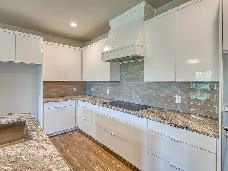 3217 Douglas Dr — Photo 9