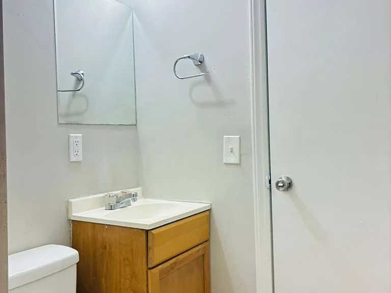 321 N Poplar St — Photo 17