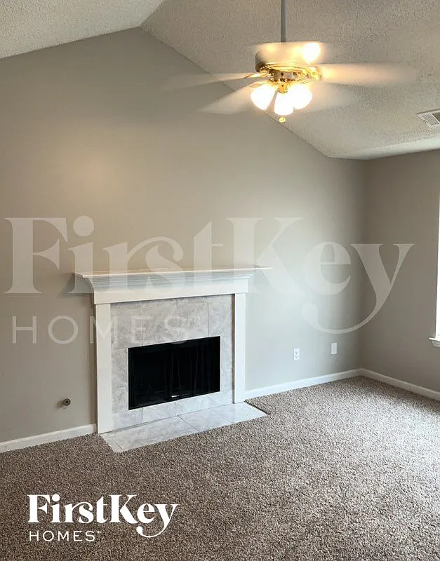 4 bed, 3.0 bath, 1309 sqft, $2,160 — Photo 2