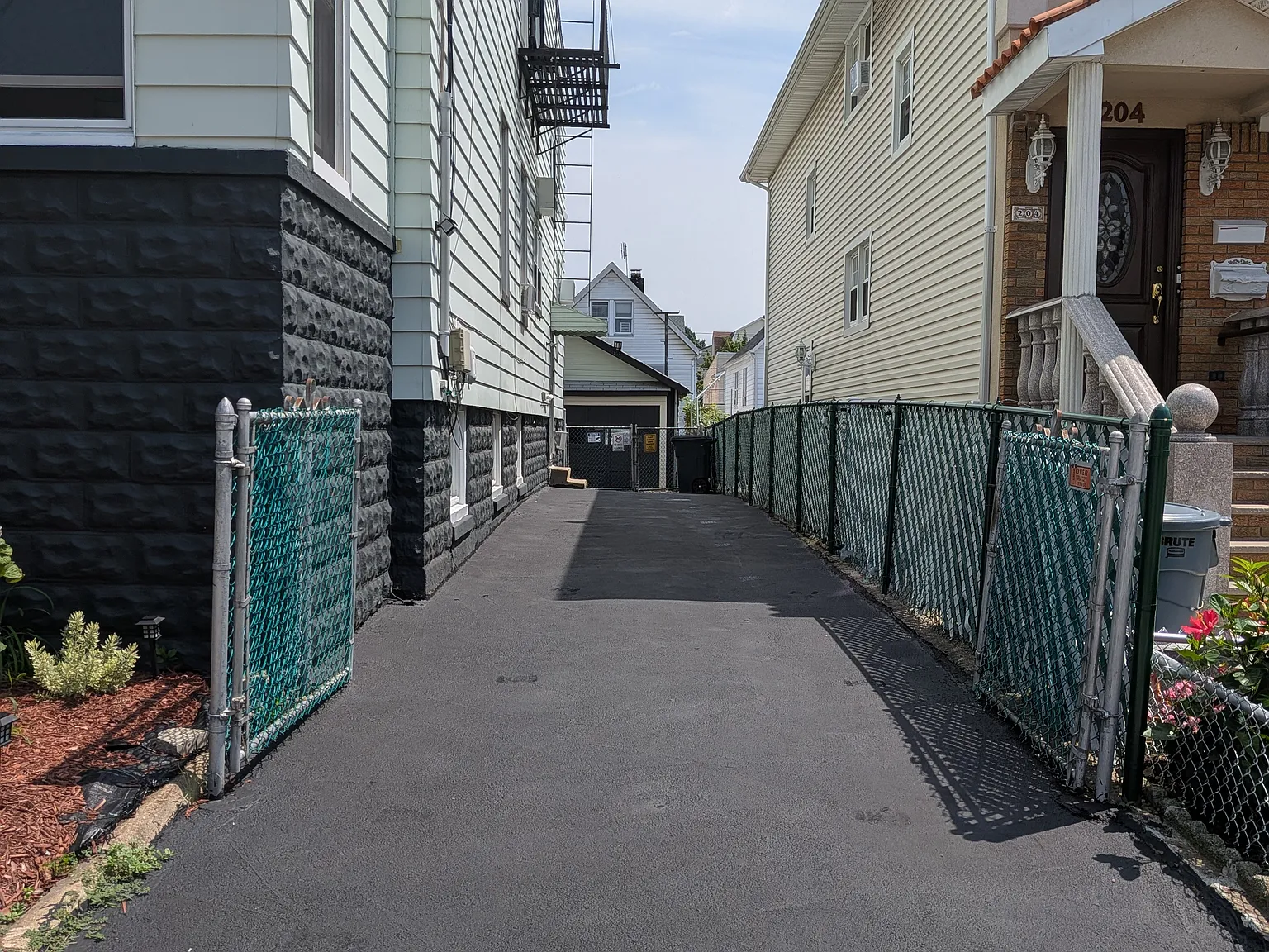 3 bed, 1000 sqft, $3,000 — Photo 2