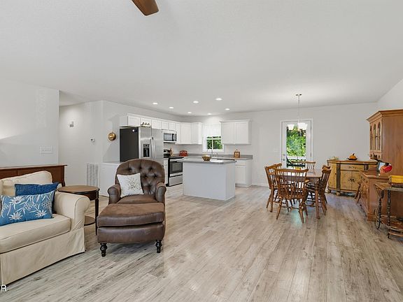 4th image of 482 Klondike Cir