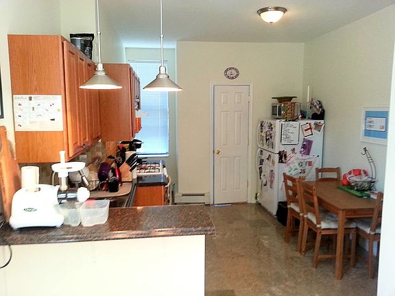 Large Eat-In Kitchen + Breakfast Bar