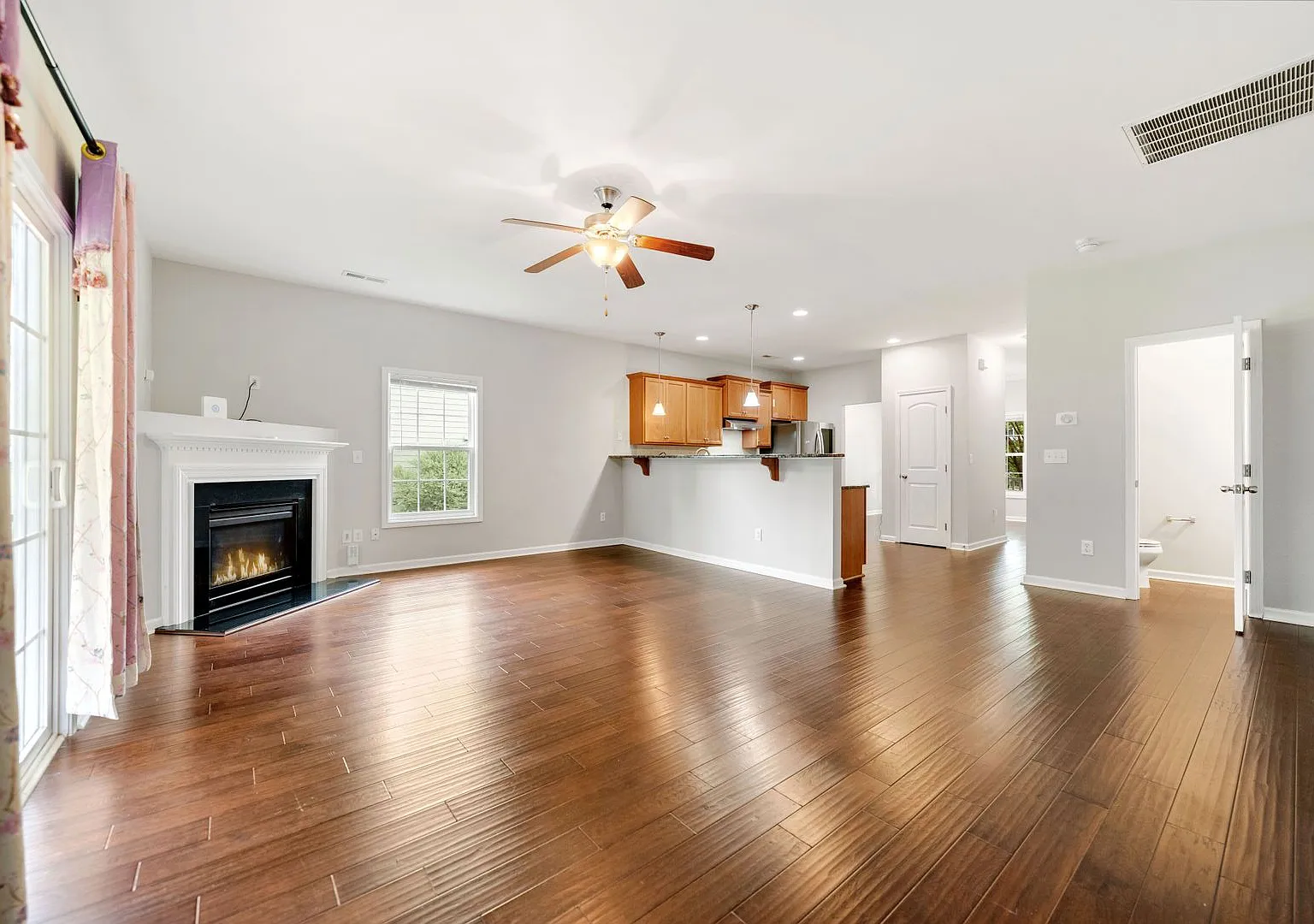 Gorgeous 5 bedroom home with loft + fully fenced yard! — Photo 4