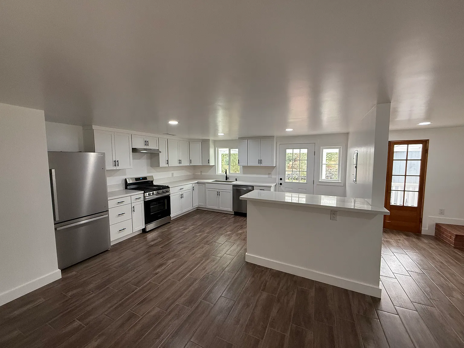3 bed, 1400 sqft, $8,250 — Photo 1