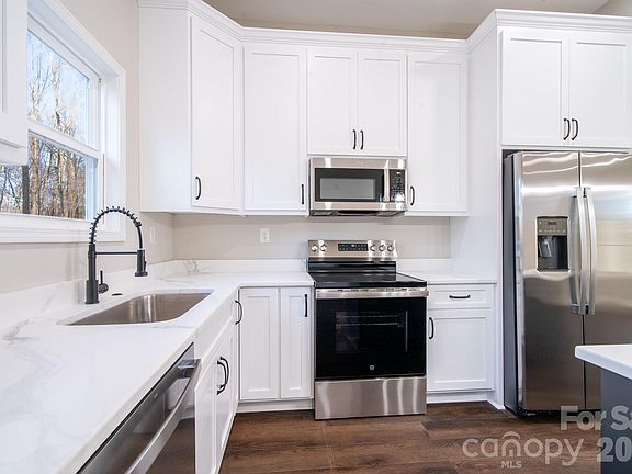3rd image of 4000 Hoke St