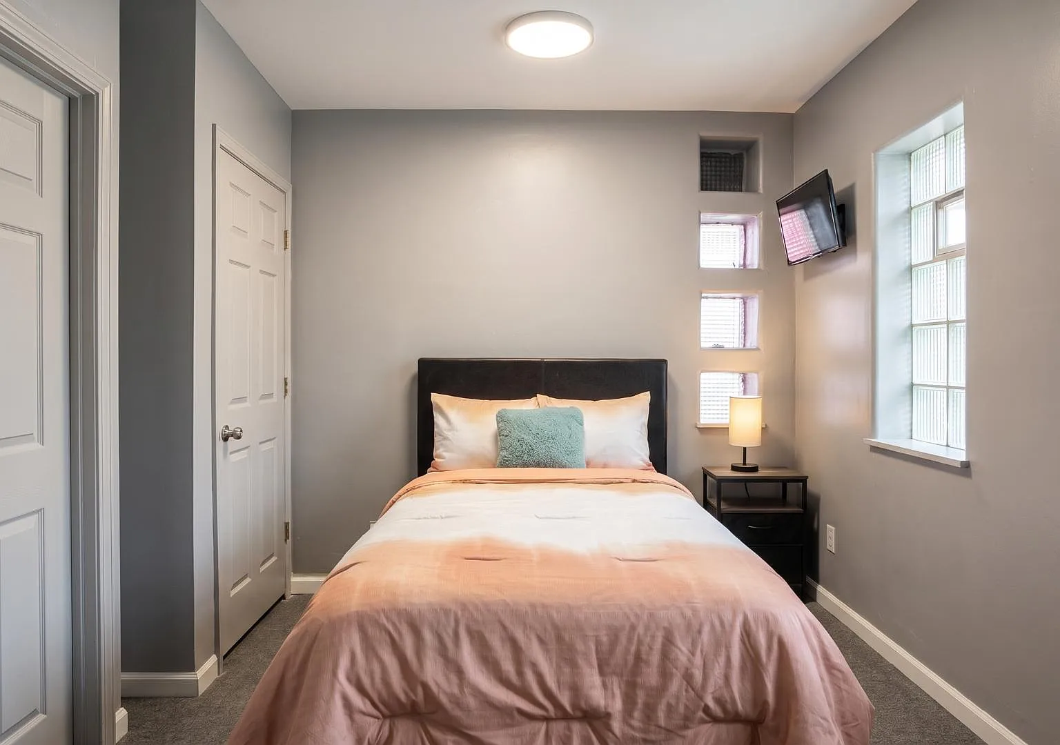 4 bed, 2.5 bath, 3000 sqft, $910 — Photo 1