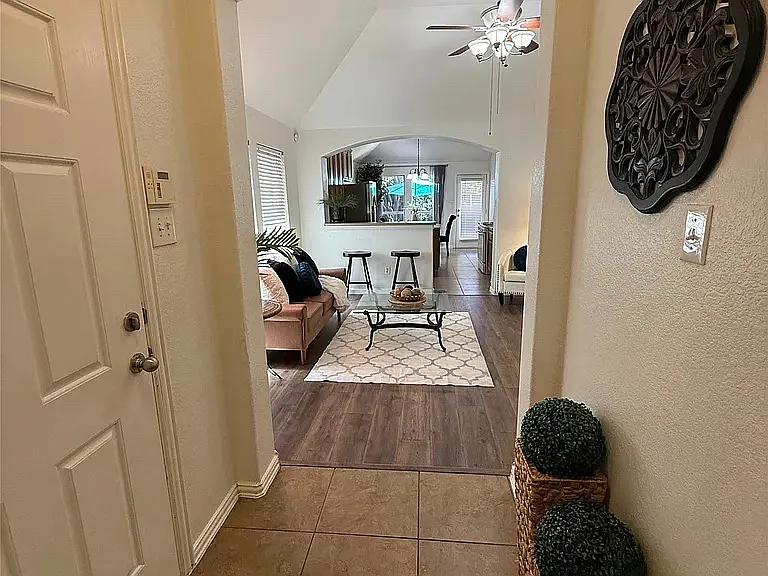 3 bed, 1313 sqft, $2,420 — Photo 2