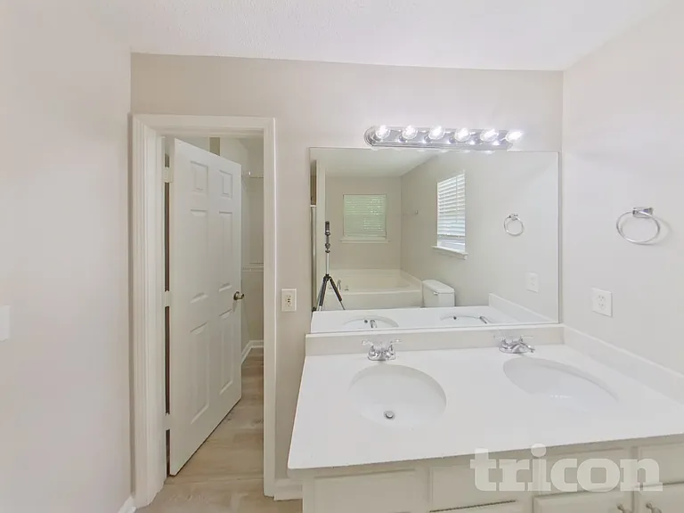 5741 Amerson Ln — Photo 9