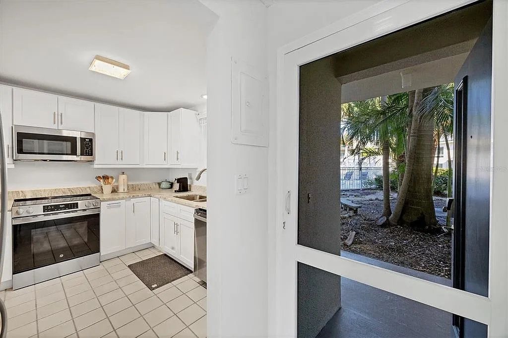 2 bed, 2.0 bath, 1034 sqft, $6,000 — Photo 3