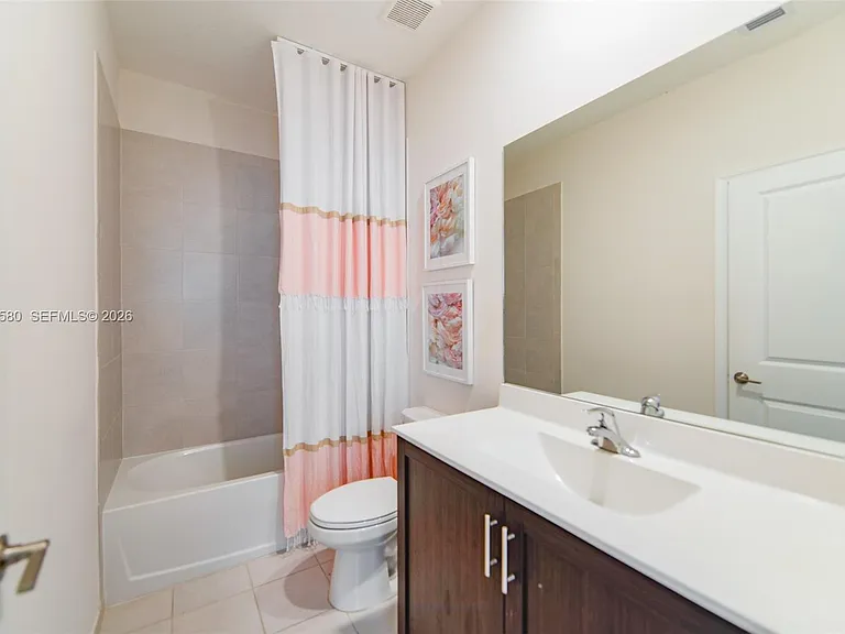NE 5th Ct — Photo 5