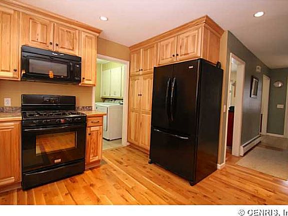 4th image of 123 Holiday Ln