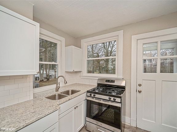 4th image of 486 Saint Leger Ave