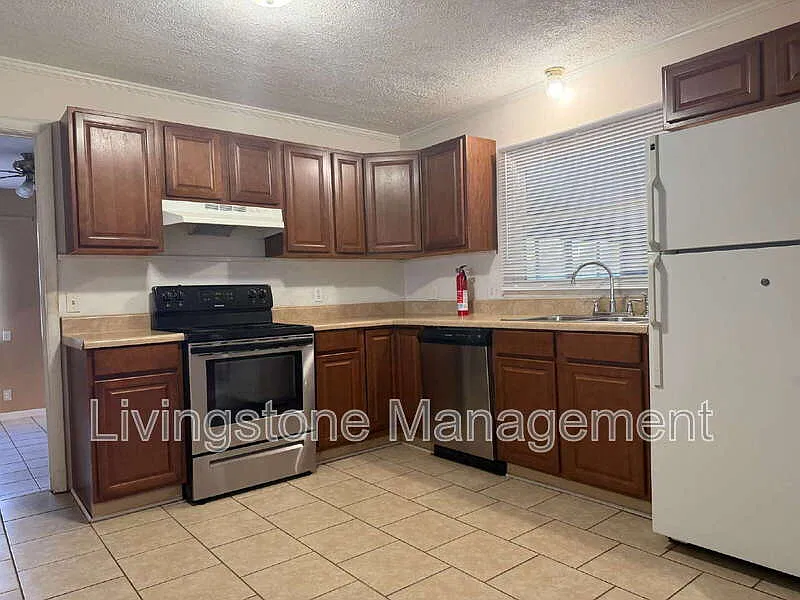 3 bed, 2.0 bath, 1417 sqft, $1,925 — Photo 3