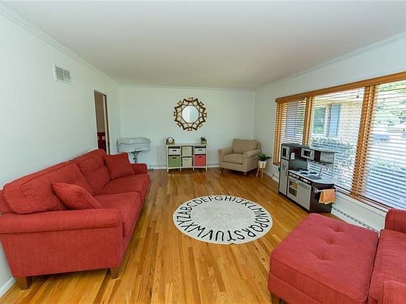 5th image of 135 S Twyckenham Dr