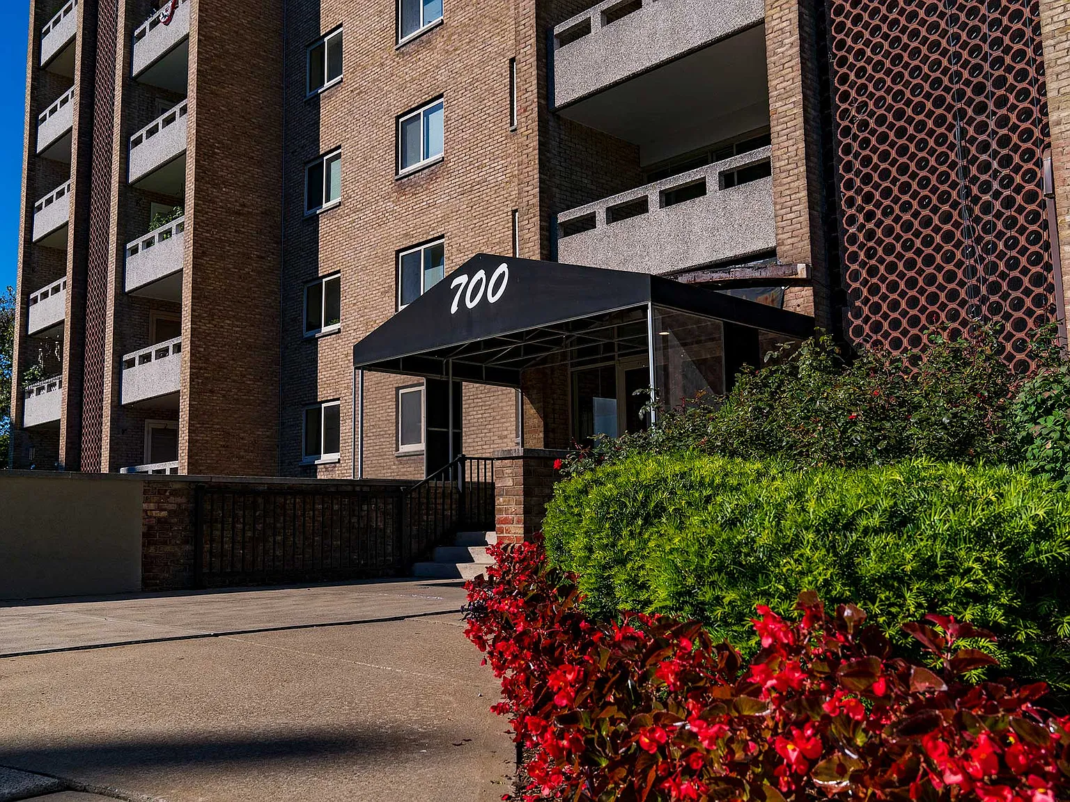 Laurel Village Apartments — Photo 1