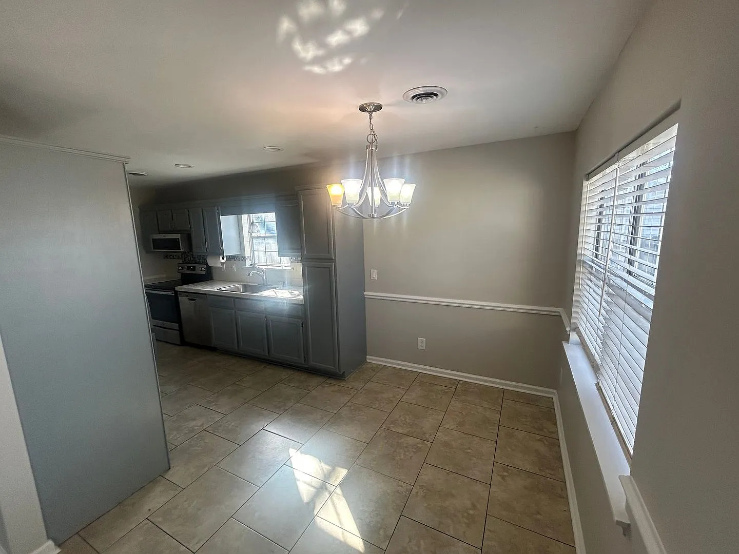 2729 Temperance Dr — Photo 4