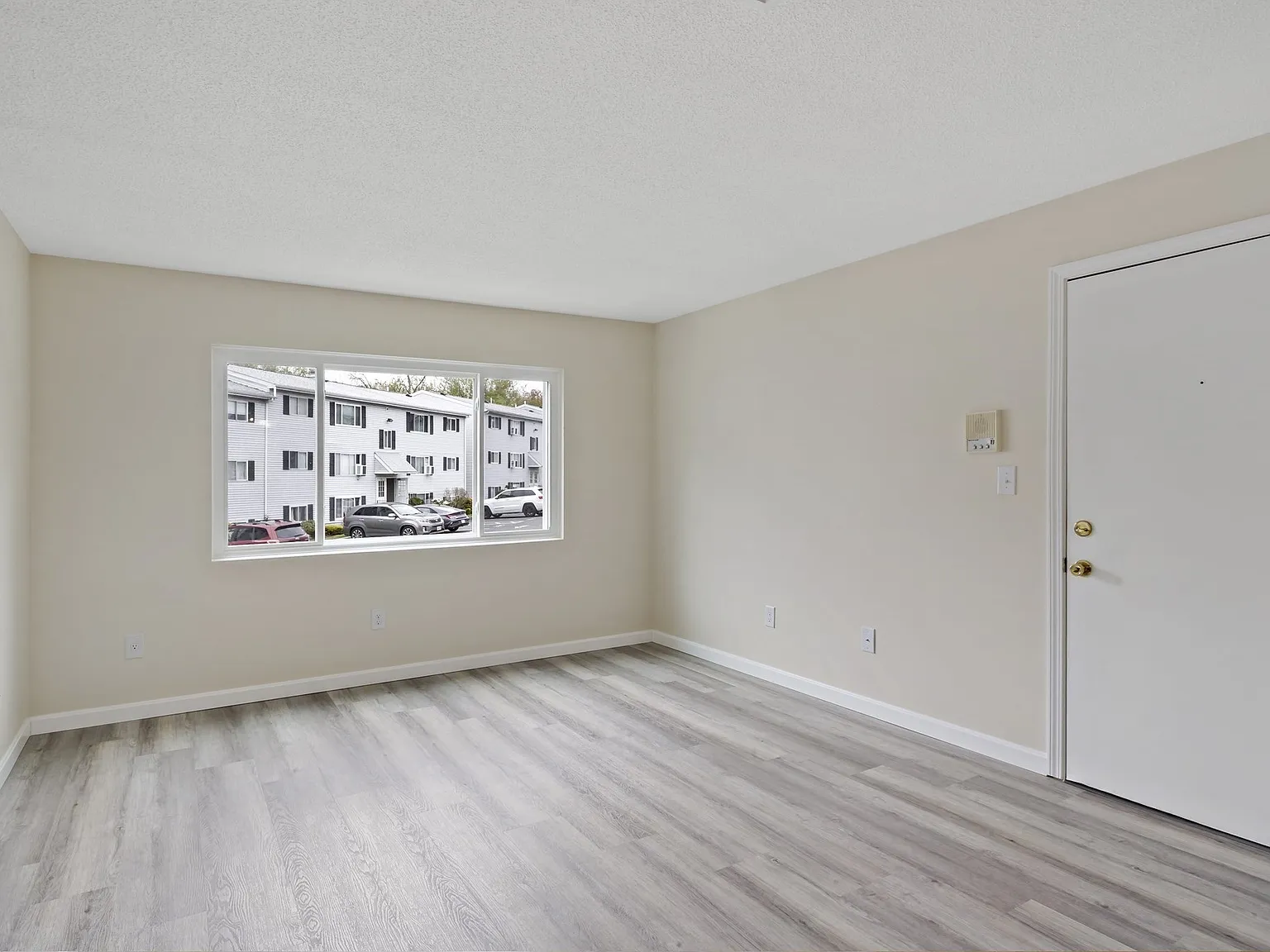 2 bed, 737 sqft, $1,600 — Photo 3