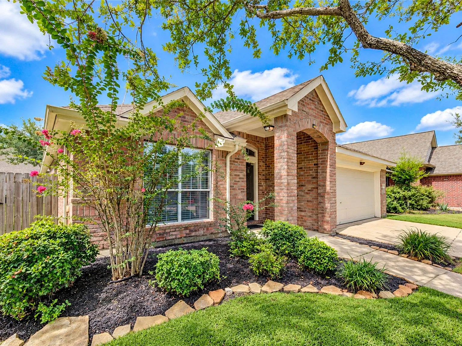 3 bed, 2.0 bath, 1986 sqft, $2,300 — Photo 2