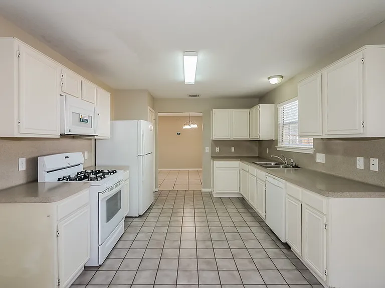 8206 Holmwood Dr — Photo 9