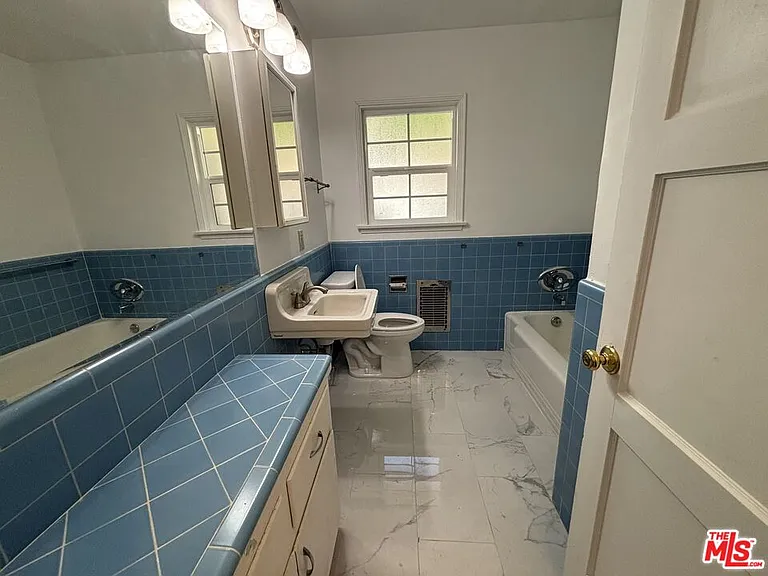 1638 Greenfield Ave — Photo 11