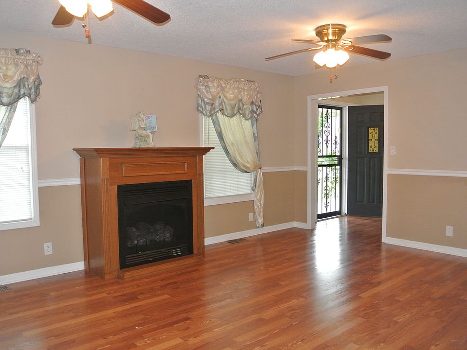 GREATROOM W/ FIREPLACE