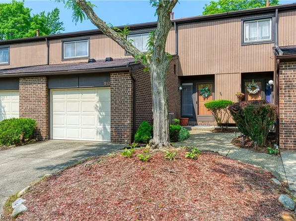 912 Quarry Dr, Akron, OH 44307