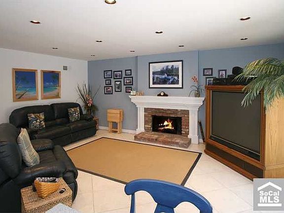 Family Room - Gas fireplace