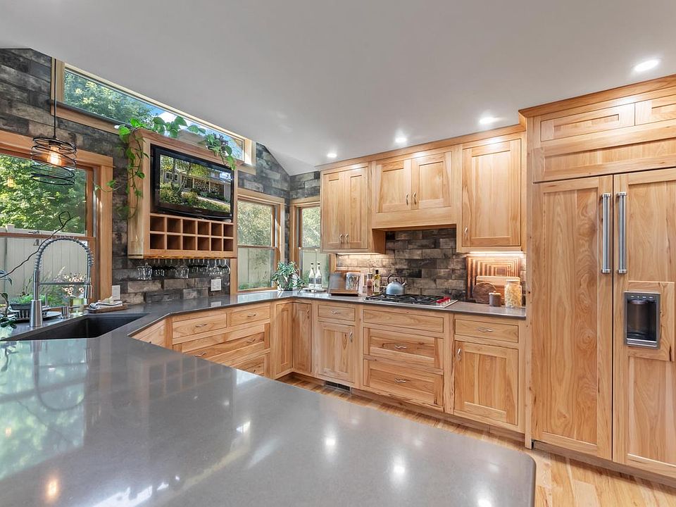 1st image of 570 Connor COURT