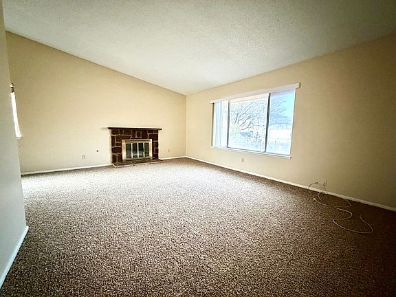 4th image of 1560 Elaine Dr