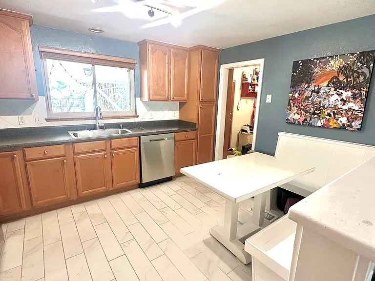 145 Niagara St — Photo 3