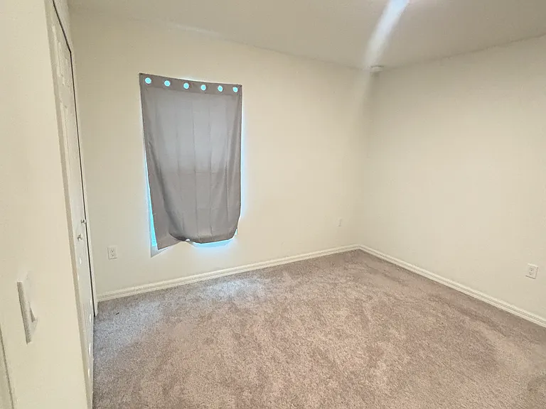 241 NW Ferris Dr — Photo 7