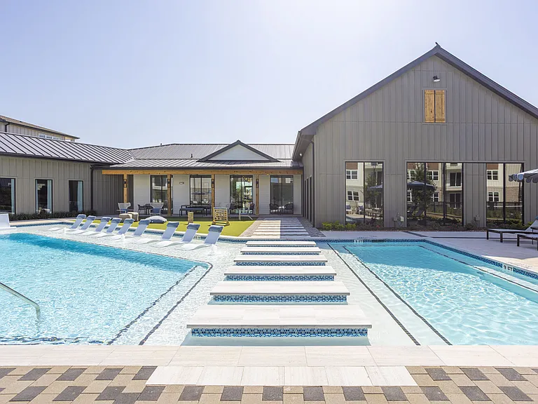 Broadstone Creekside apartments community photo