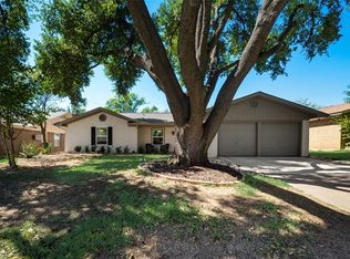 905 Prestwick St, Bedford, TX 76022
