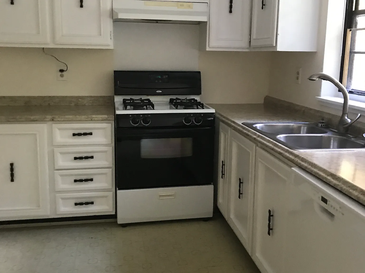 3 bed, 1100 sqft, $2,653 — Photo 3