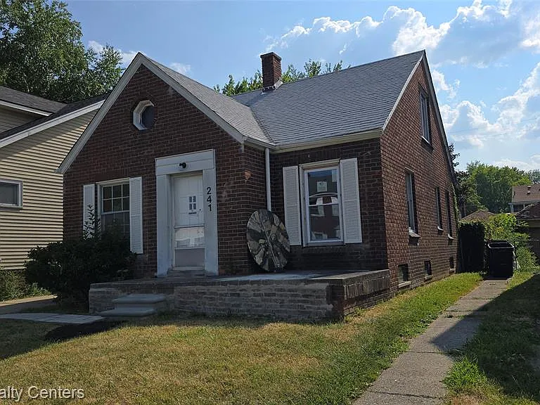 241 Eastlawn St — Photo 2