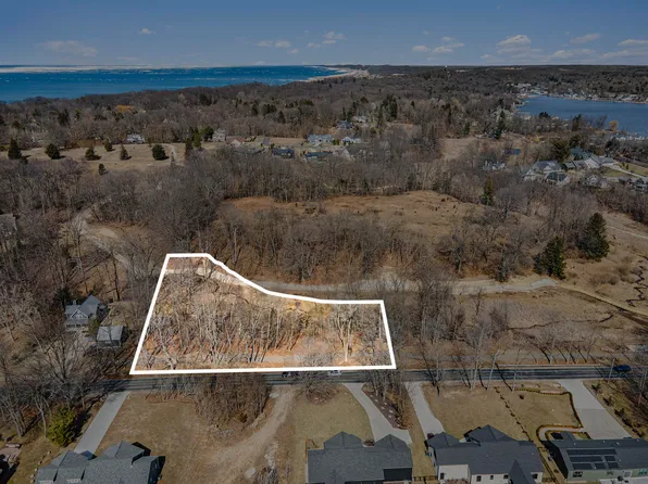 680 W Center St, Douglas, MI 49406