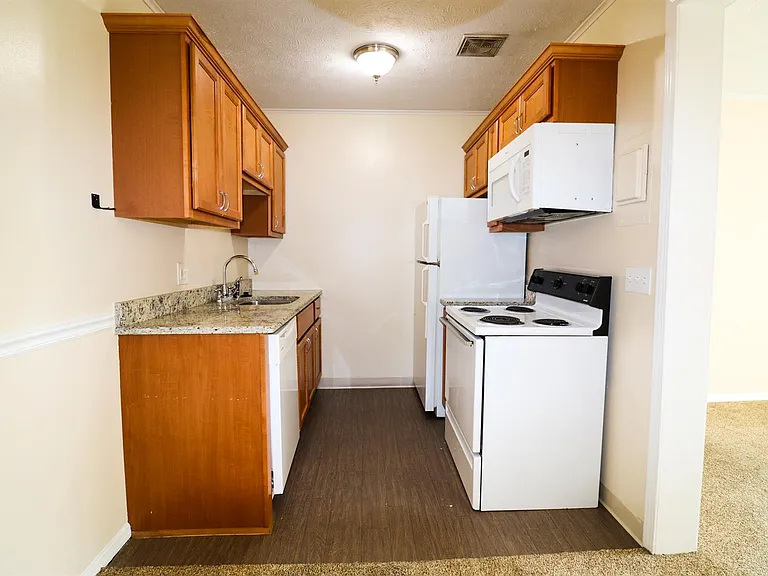 302 Oak Street — Photo 2