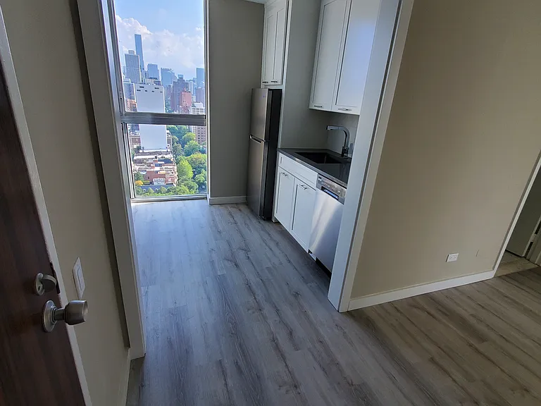 1555 N Dearborn Pkwy #27E — Photo 3
